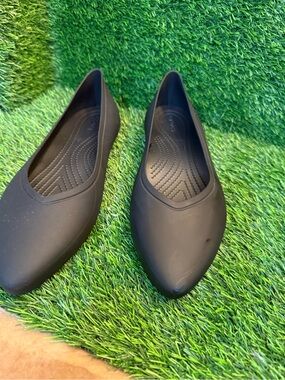 Crocs Women’s Brooklyn Pointed Slip-On Flats - Black size 11